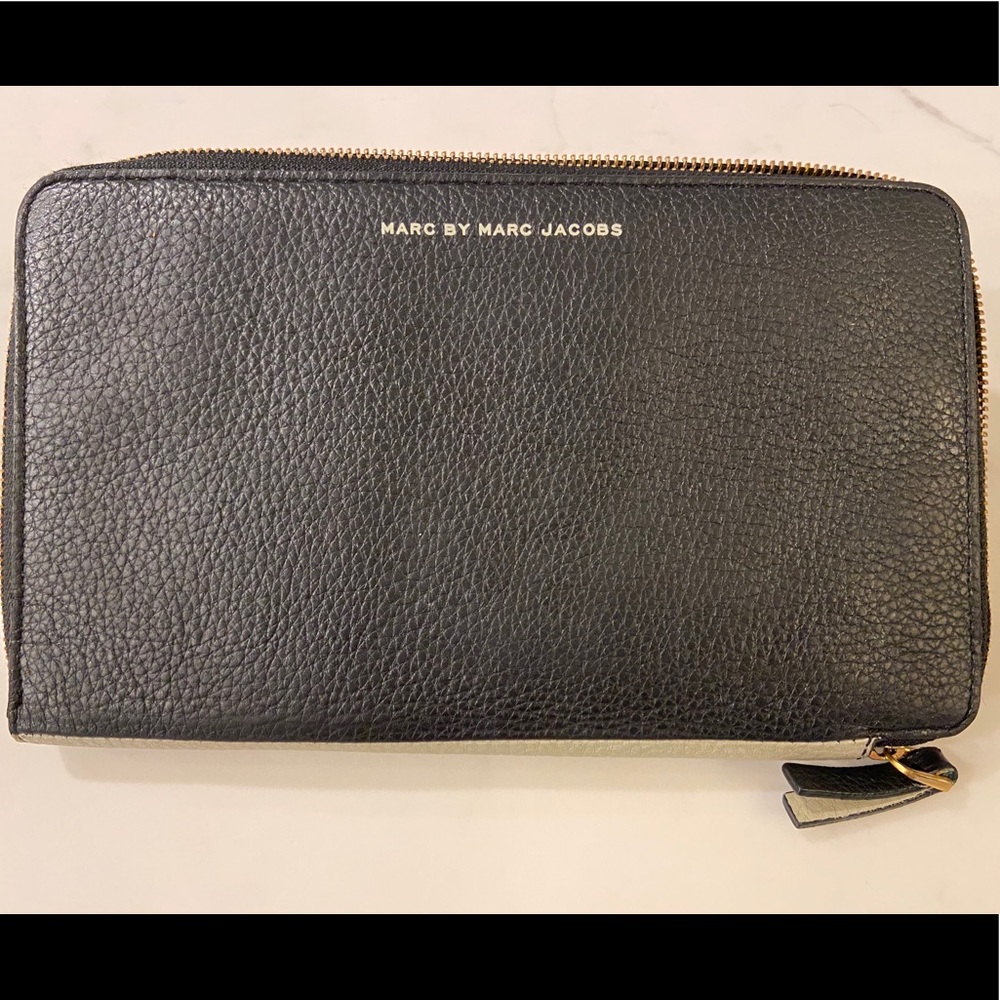 Marc Jacobs ZIP Around Travel Wallet
